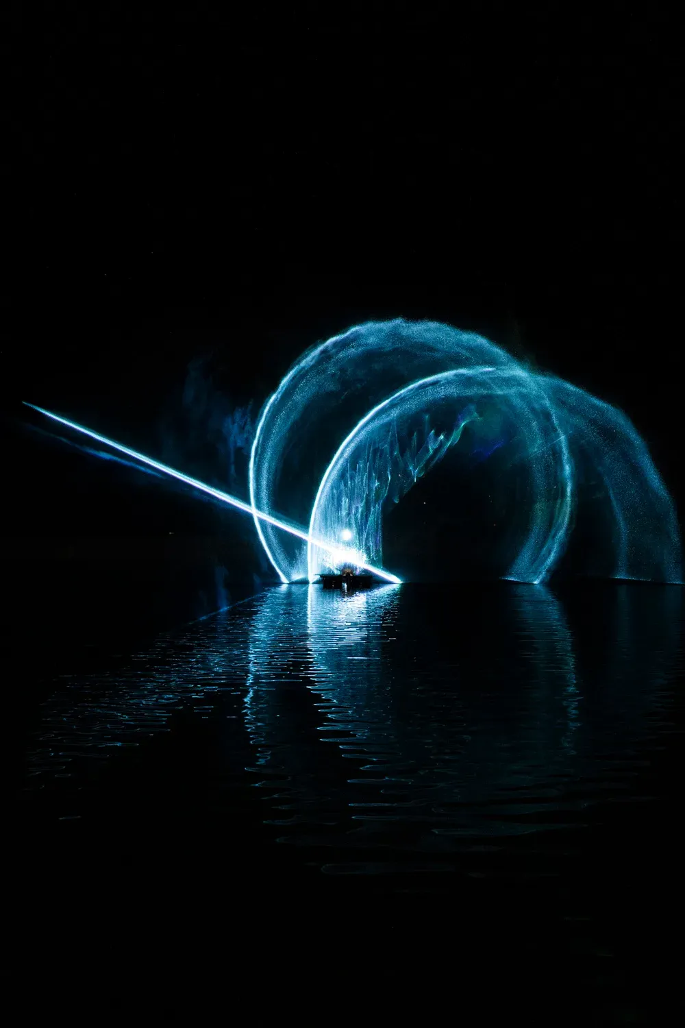 Anneaux laser bleus au-dessus de l’eau