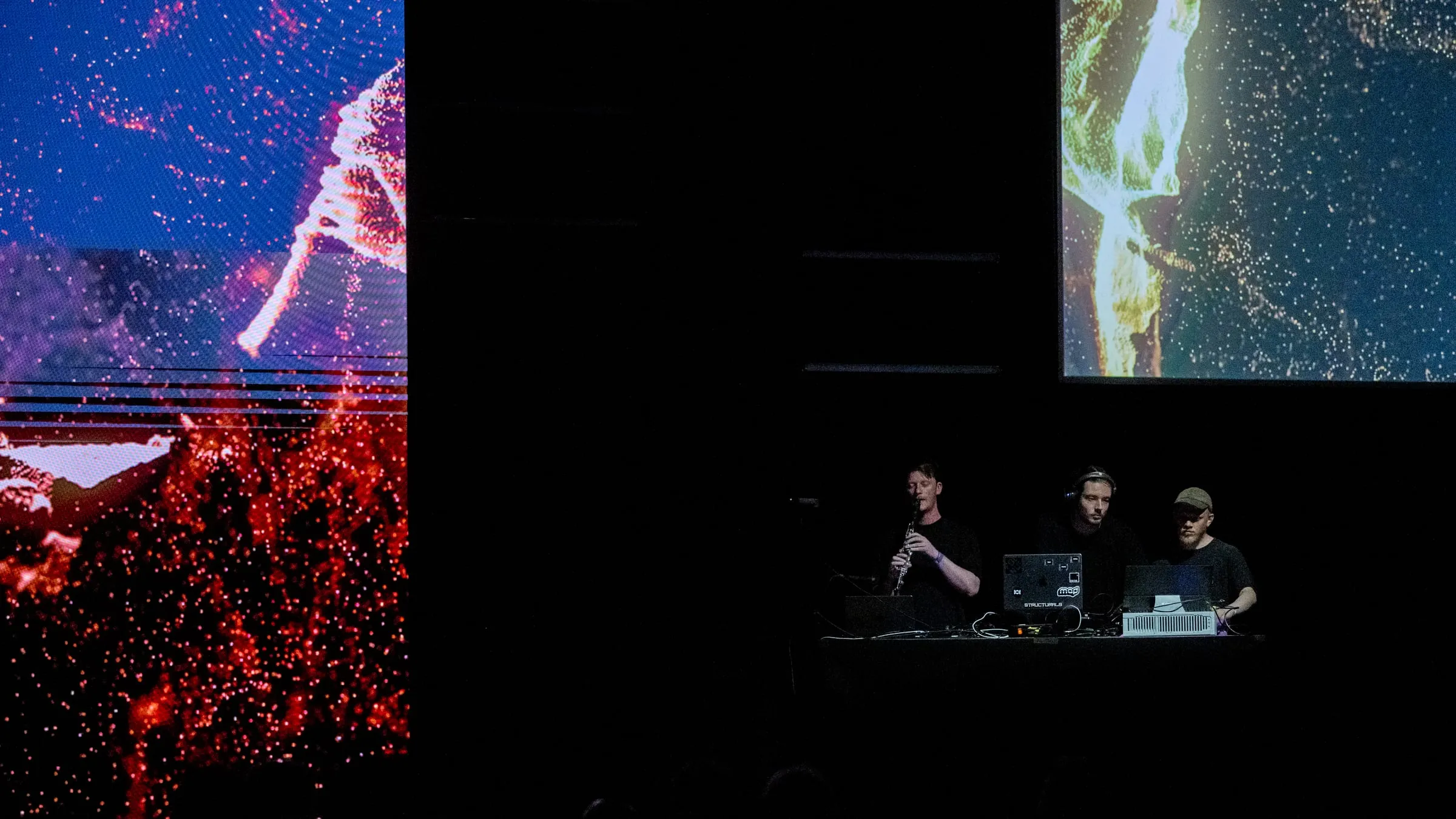 Improvisation à la clarinette entre deux écrans de visuels audio-réactifs en nuage de points