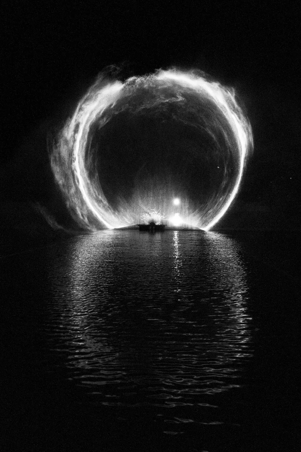 Un anneau de lumière blanche qui sort de l’eau