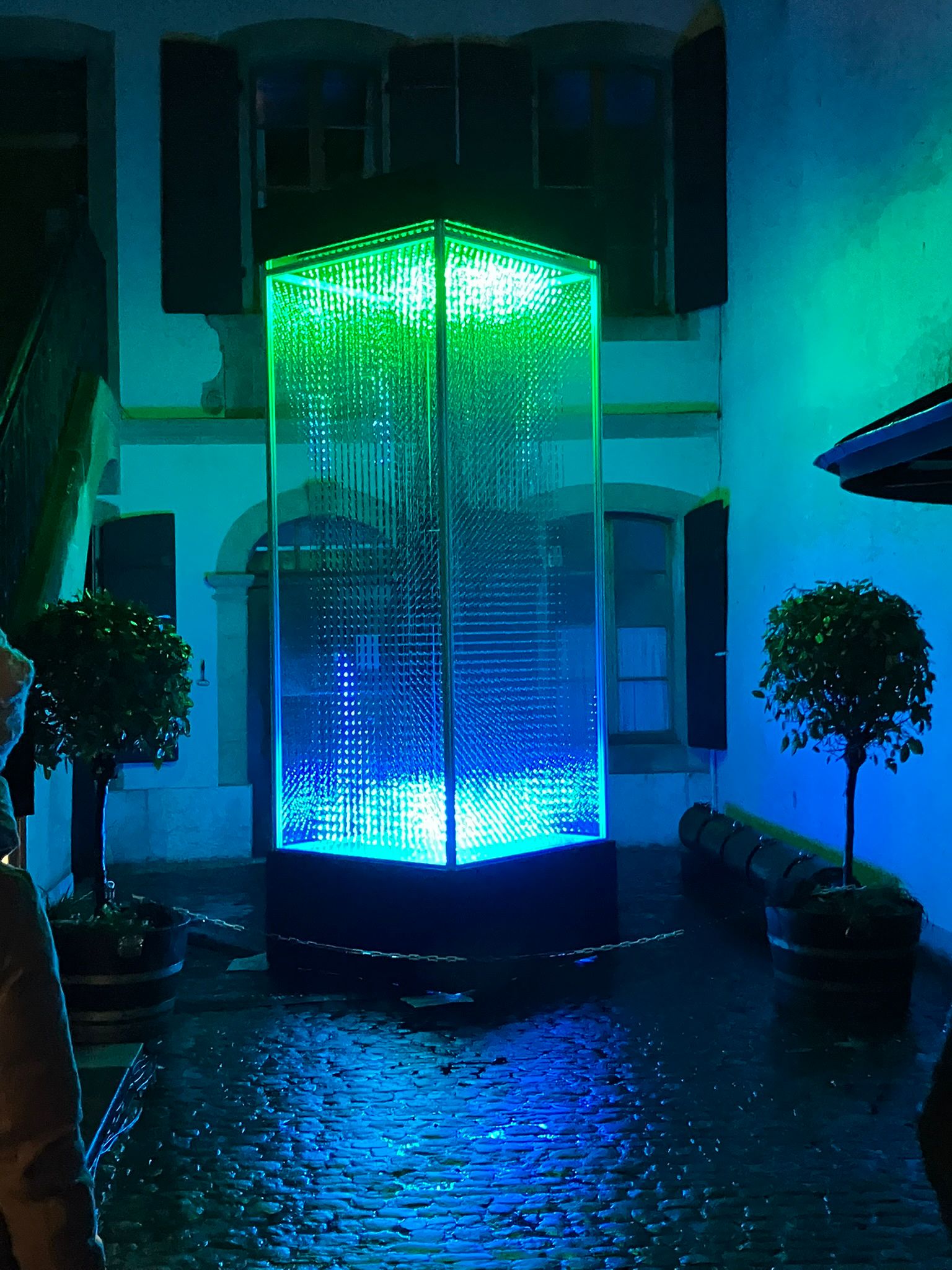 Déclic — monolithe lumineux dans la cour du Rathaushof, Morat