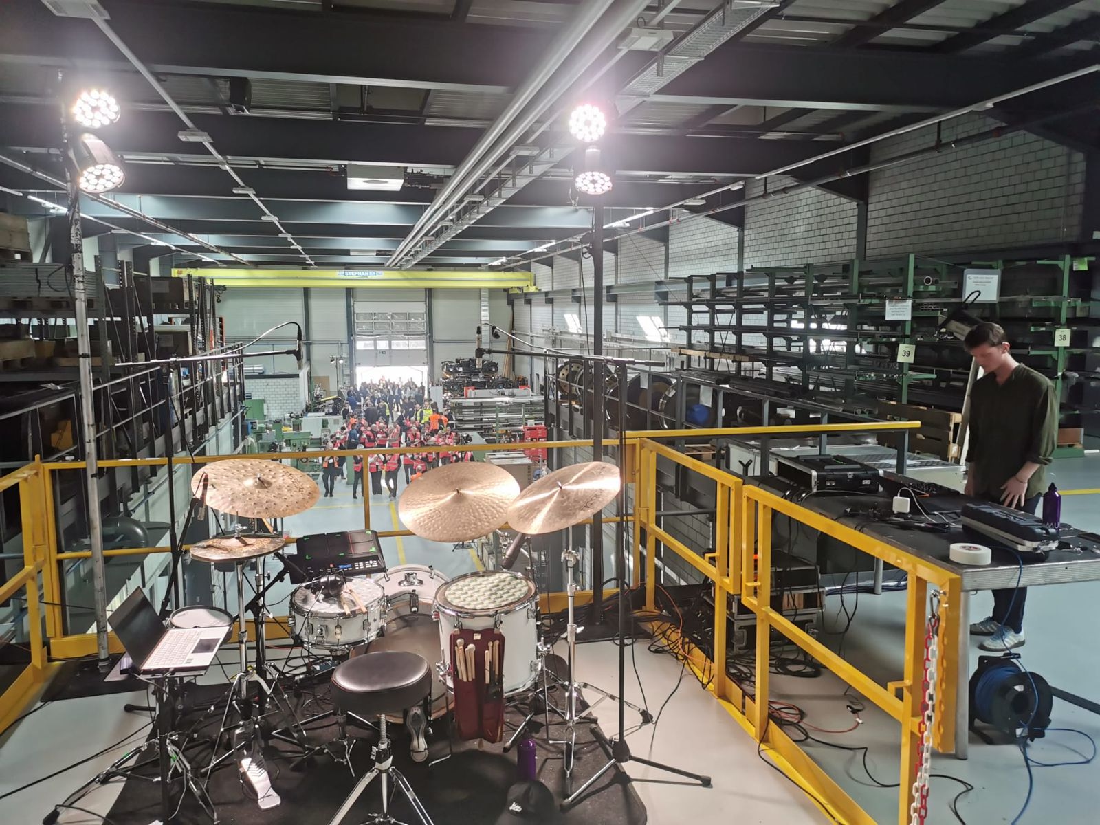 Dispositif scénique à la Chambre du commerce de Fribourg